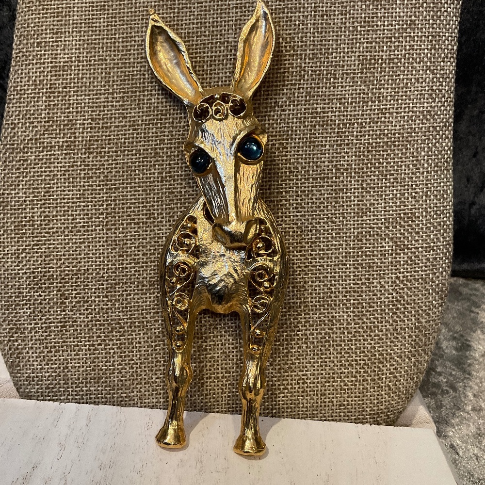 Delizza Elster Julianna Style Unmarked Vintage Swinging Donkey Necklace Pendant
